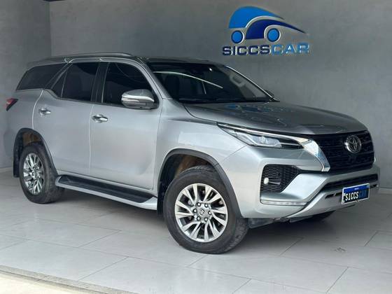 TOYOTA HILUX SW4 2.8 D-4D TURBO DIESEL SRX 7L 4X4 AUTOMÁTICO